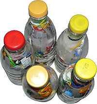  Plastikowa drobnica upakowana w butelkach po mleku 